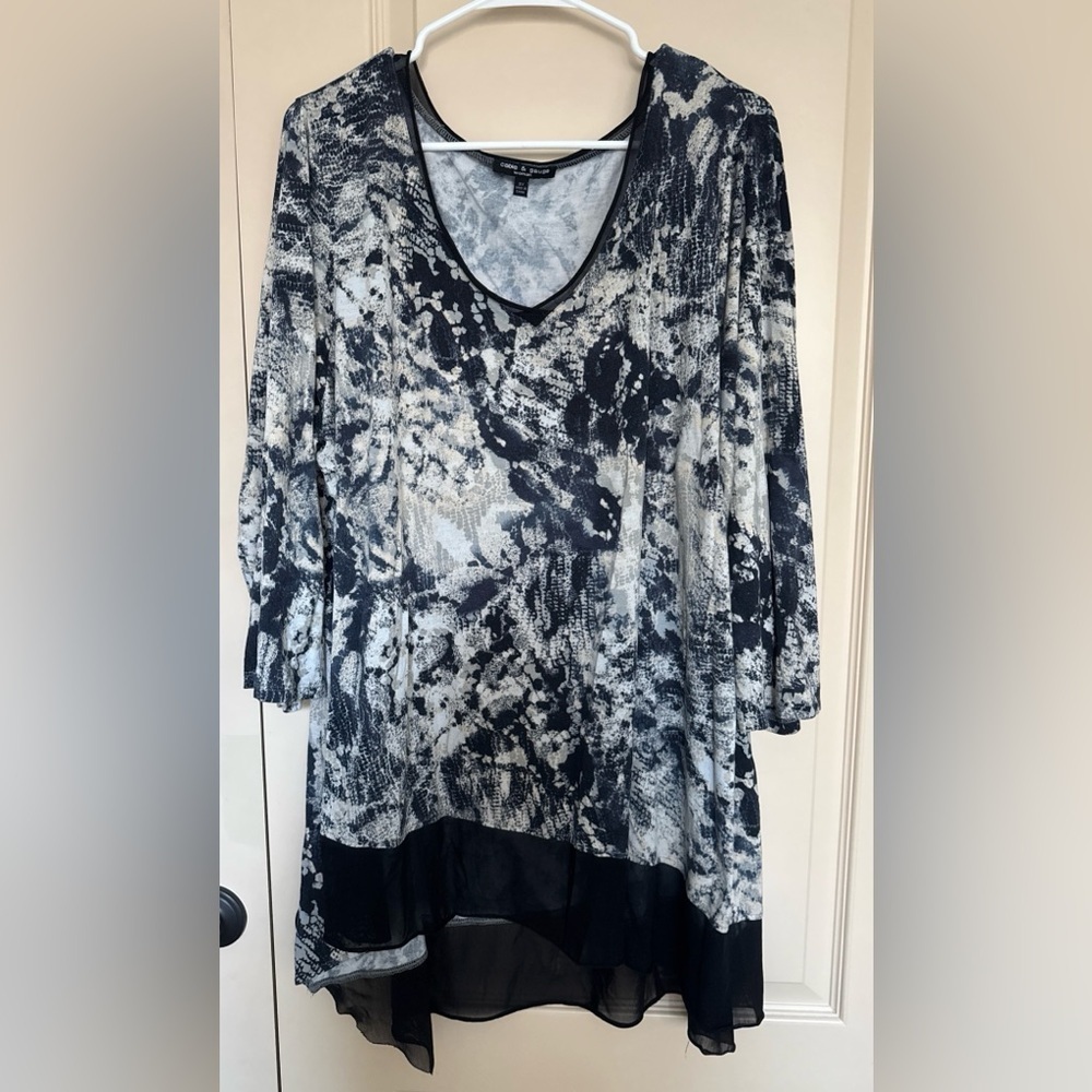 Cable & Gauge Black and White Abstract V-Neck Tunic Women